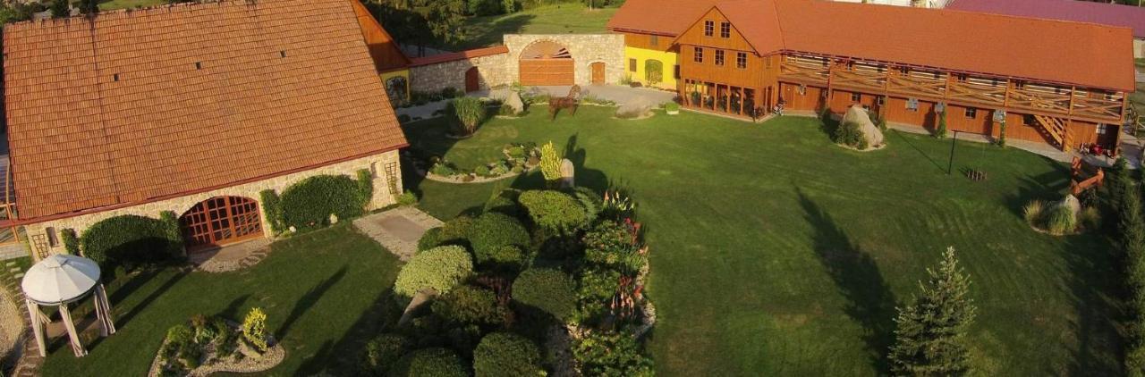 Penzion Jízdárna Hejtmánkovice Broumov Esterno foto